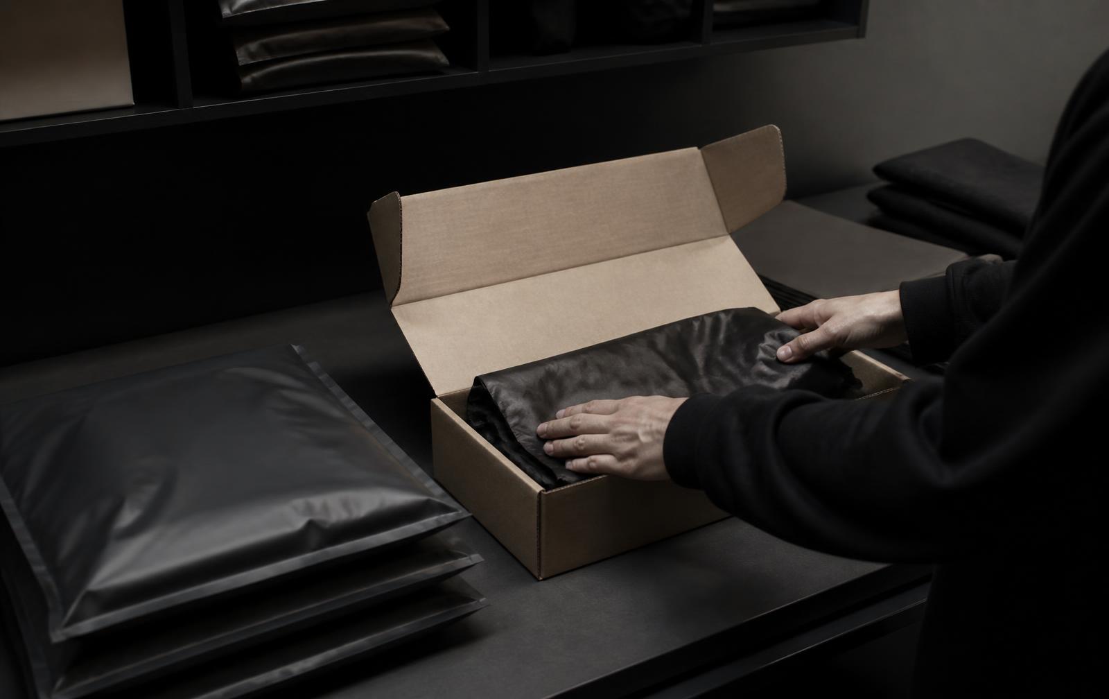 Preparación de paquetes para envío en un taller oscuro